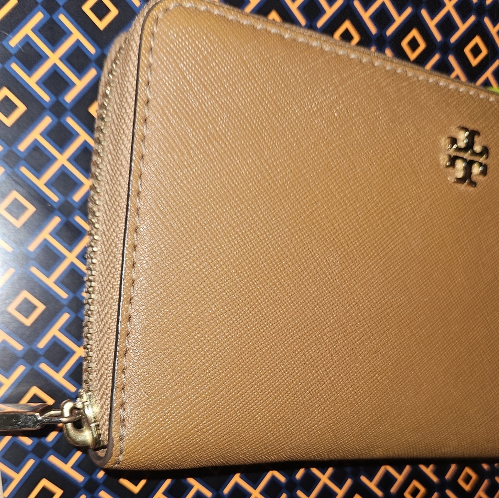 Tory Burch Chocalate Brown And Tan Zip Wallets (Choose Your Wallet) - Picture 7 of 10